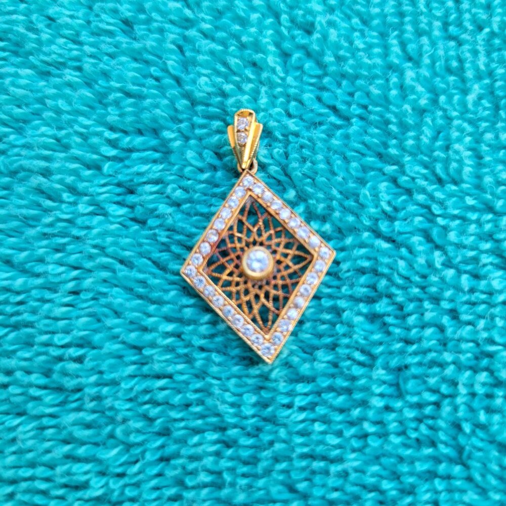 DIAMOND-SHAPE GOLD & DIAMOND FILIGREE PENDANT